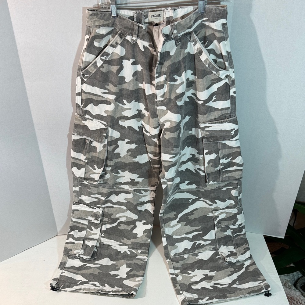 VAGUE size S/M Camouflage Cargo Pants